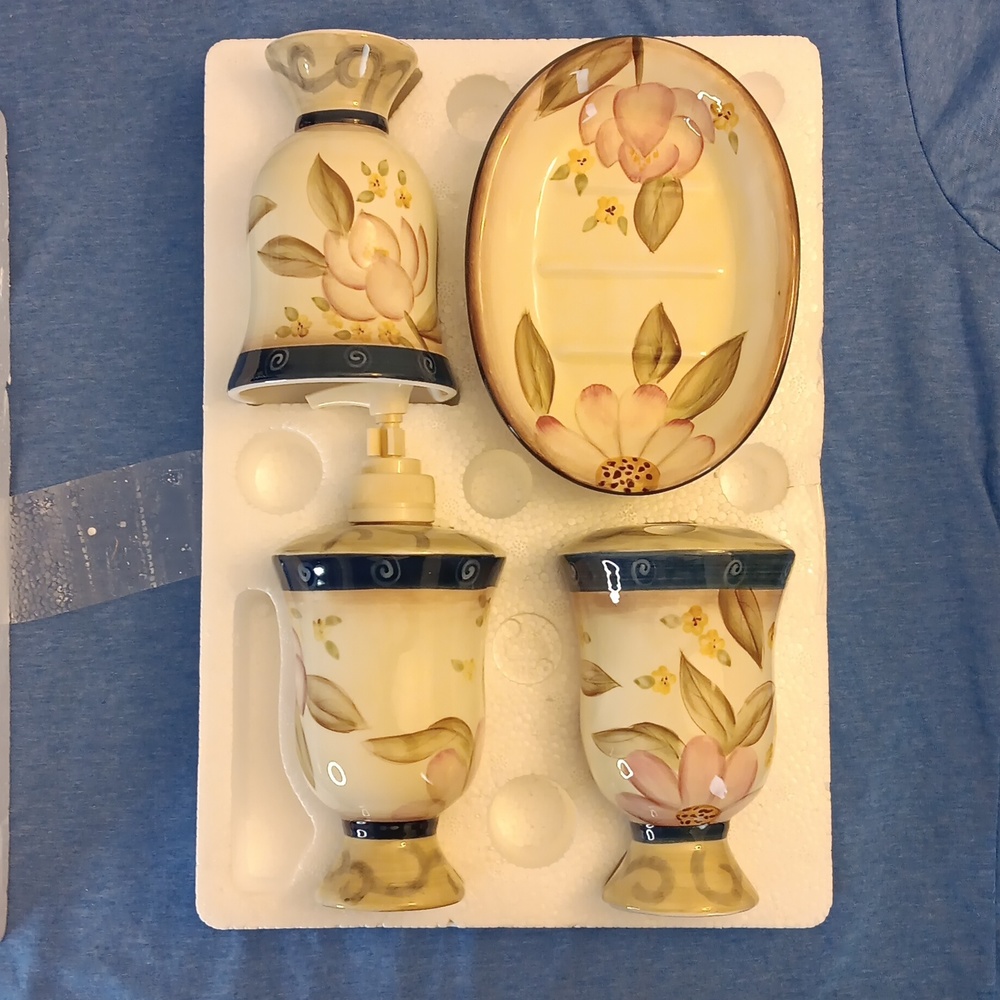 Vintage Home Interiors Magnolia  4 Piece Bathroom Set. Open Box. Never used.